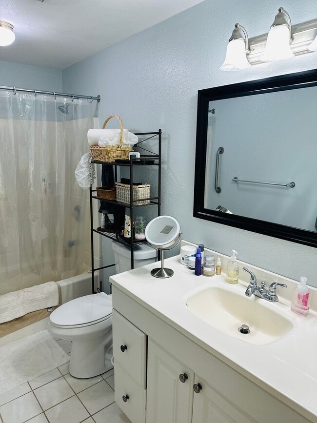 Building Photo - Charming & Cozy Condo
