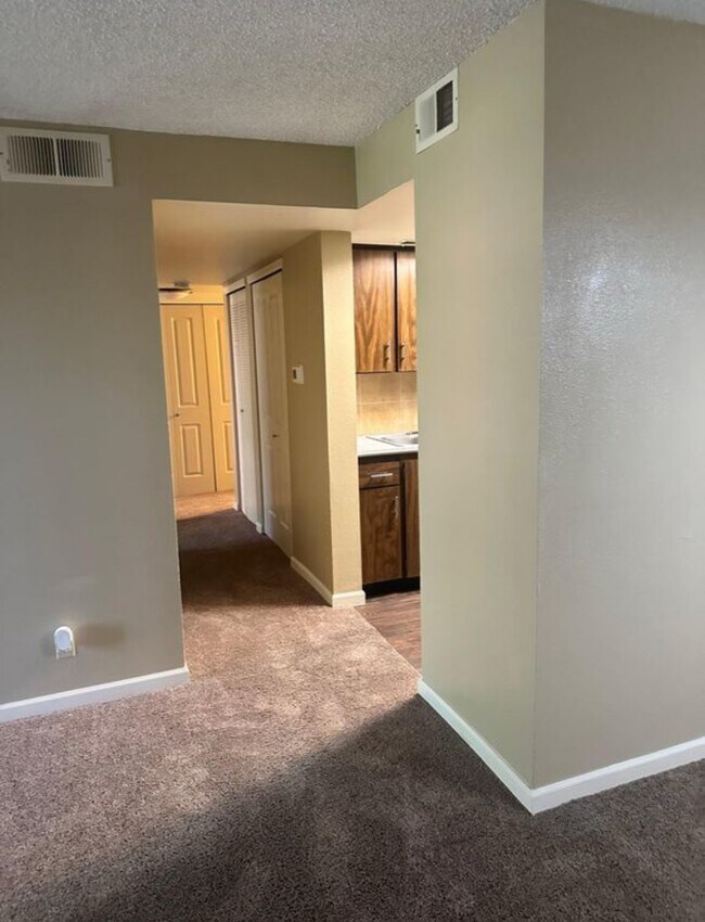 Building Photo - Available now! Great Condo in Great Location!