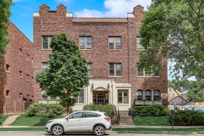 Primary Photo - 4460 N Oakland Ave