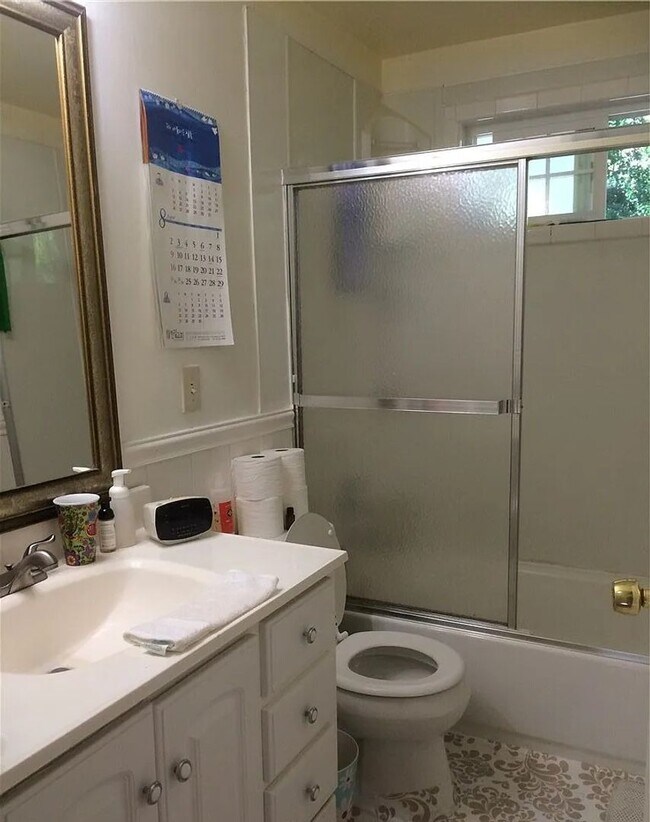 Building Photo - Bellevue Rambler with Great Location