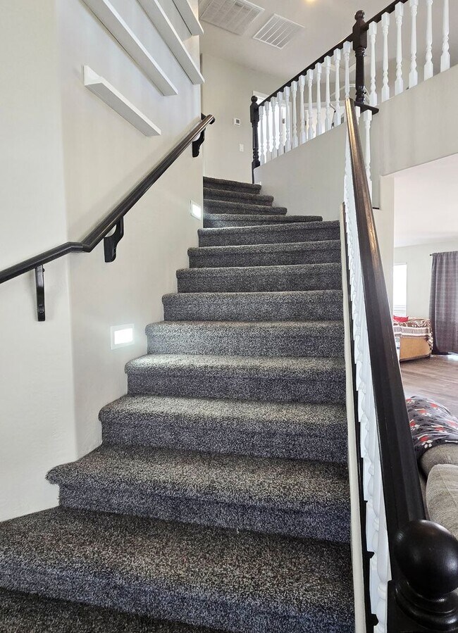 Building Photo - 2 story 3-bed, 2-bath home in San Tan Valley!