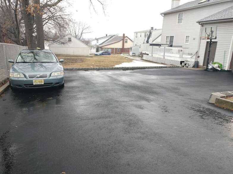 Building Photo - 17 Martha Ave