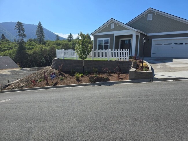 Building Photo - 3 bed 3 bath Brand-New Custom-Built home f...