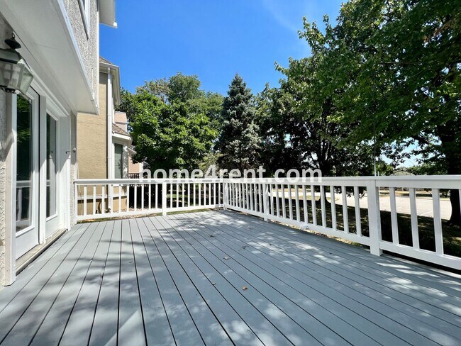 Building Photo - Maintenance Free Living w/ Hardwood Floors...
