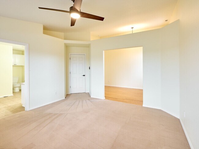 Building Photo - 643 Meadowbrook Ln