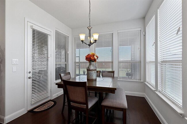 Building Photo - 2213 Laguna Dr