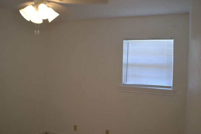 Building Photo - Half Duplex 2 Bedrooms 1 Bath For Lease in...