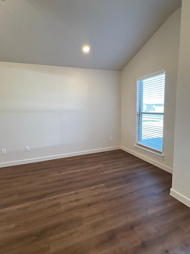 Building Photo - 2174 Langford Ave