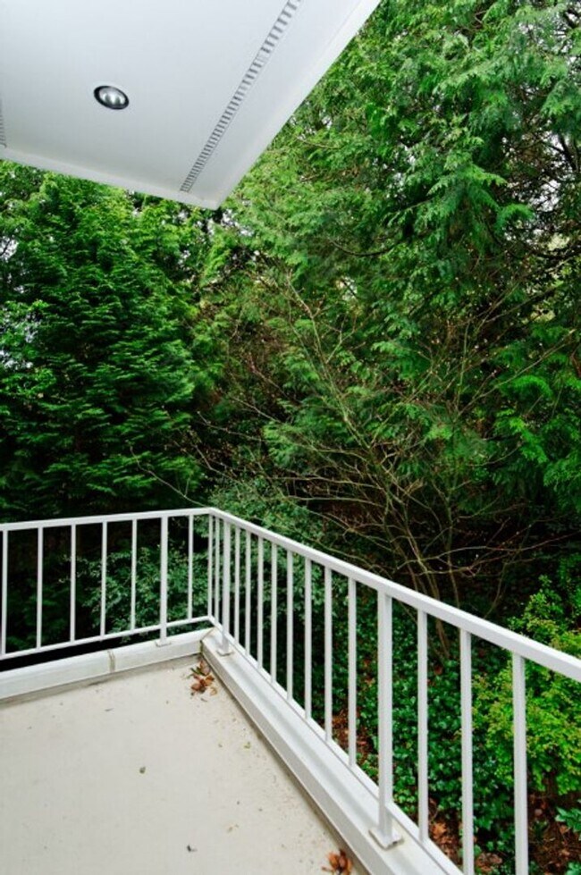 Building Photo - 2bd/2ba Bellevue Condo