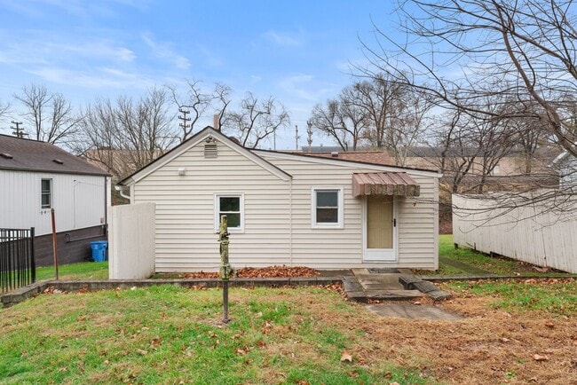 Building Photo - BLACK FRIDAY DEAL! SCORE 50% OFF 1ST MONTH'S RENT IF SIGNED BY NOV. 28! Beautiful 1 Bedroom home ...