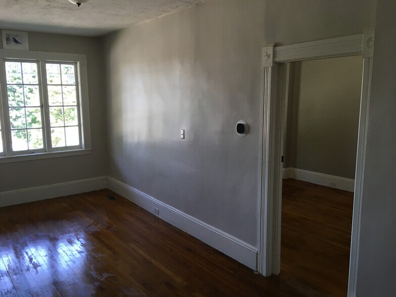 Building Photo - 30 Uxbridge St