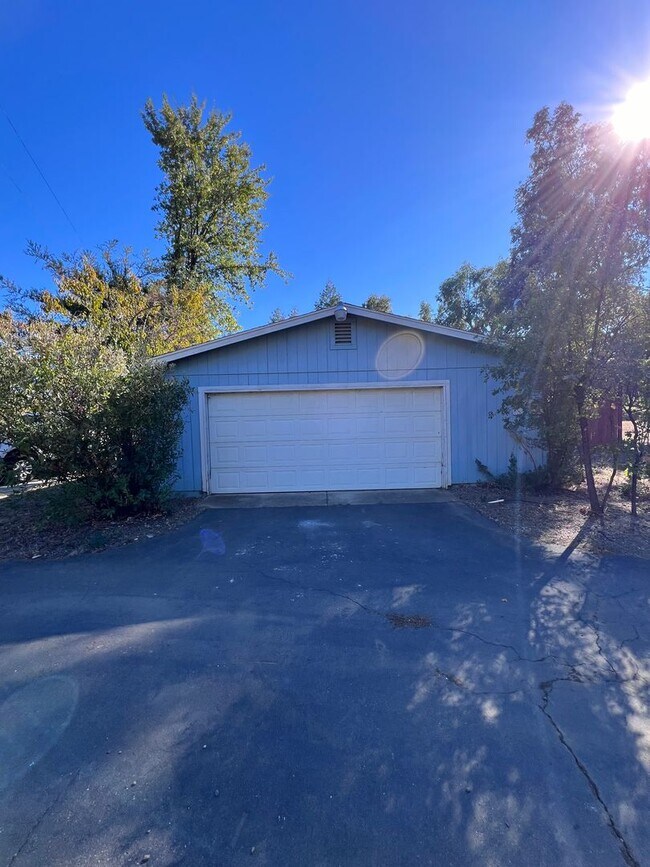 Building Photo - Country Setting 4-bedroom, 2-bathroom home!