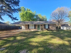 Building Photo - 140 Alaska St