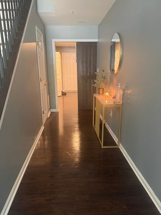 Building Photo - Beautiful Townhome in Seven Oaks!