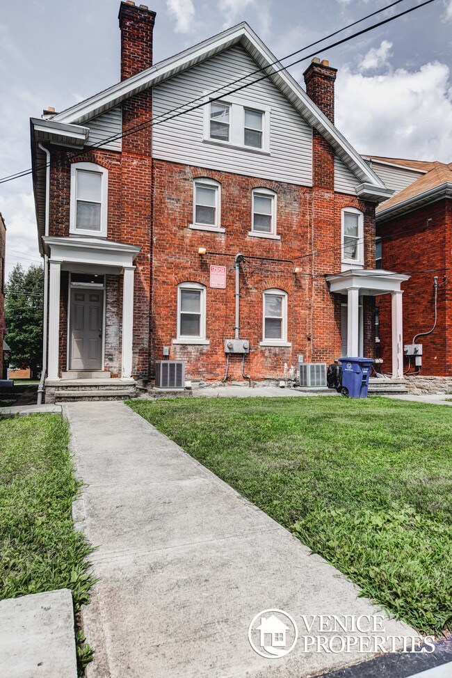 Building Photo - 1986 Summit St