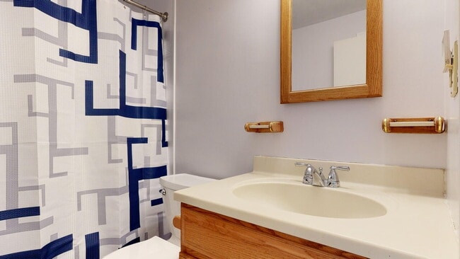 Building Photo - 3 bed, 2 bath house with solar panels! FRE...