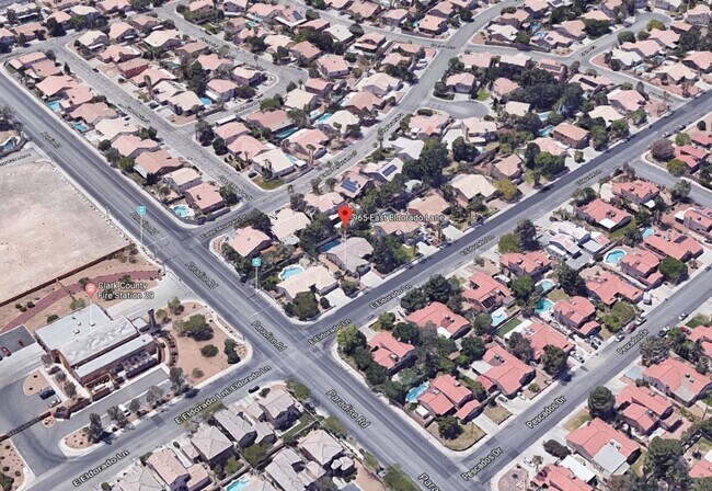 Building Photo - Well Maintained Single Story Pool Home in a great location!