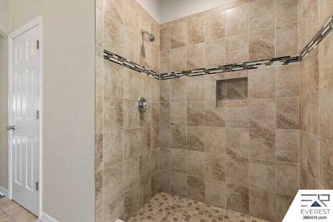 Building Photo - SPACIOUS 3/2/2 IN POPULAR PINE GROVE