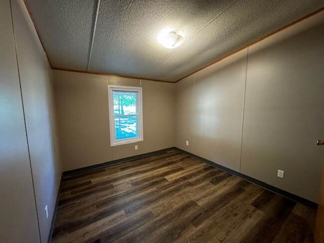 Building Photo - 3 Bedrooms 2 Bath Home, freshly painted, n...