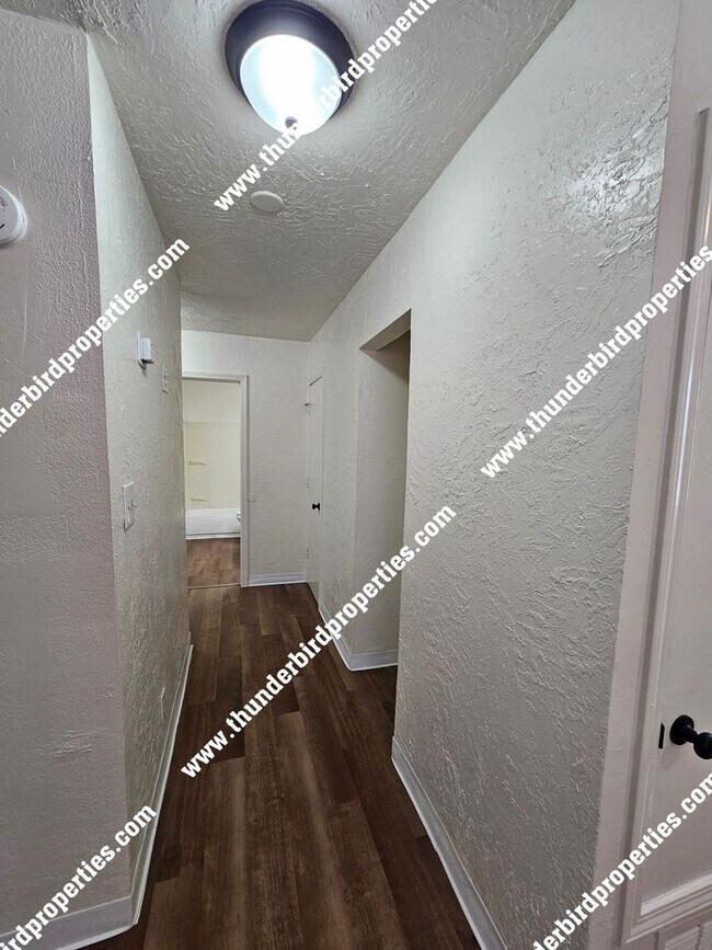 Building Photo - 1206