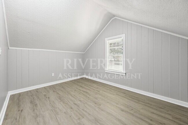 Building Photo - HUGE 4 BED 2 BATH PROPERTY!!!!!! SECTION 8...