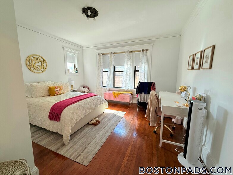 Building Photo - 452 Park Dr