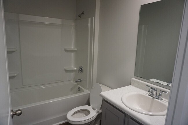 Building Photo - 602 Draymore Dr NE