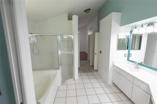 Building Photo - 16505 Lake Heather Dr