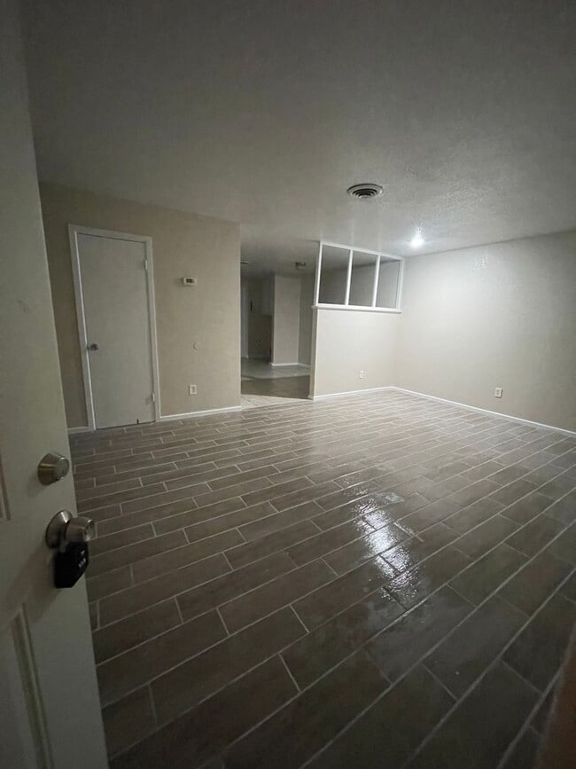 Building Photo - Spacious 2 bedroom with applicances