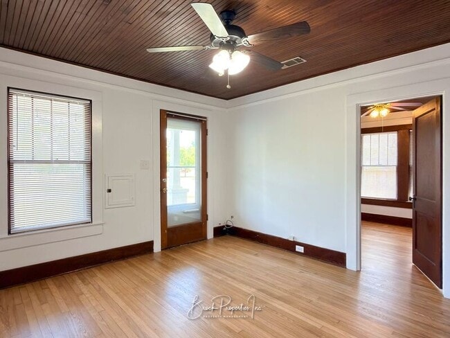 Building Photo - 1613 E Blount St