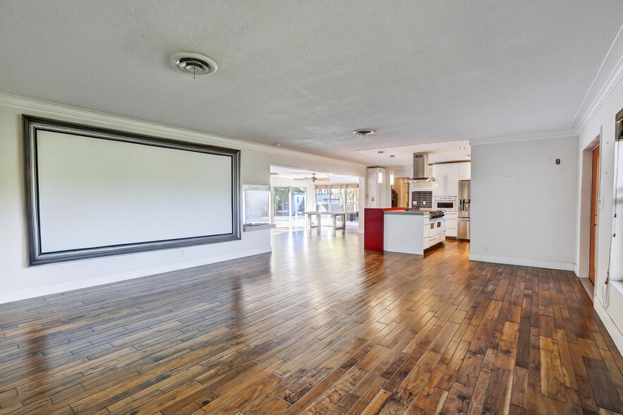 Building Photo - 2740 NE 34th St