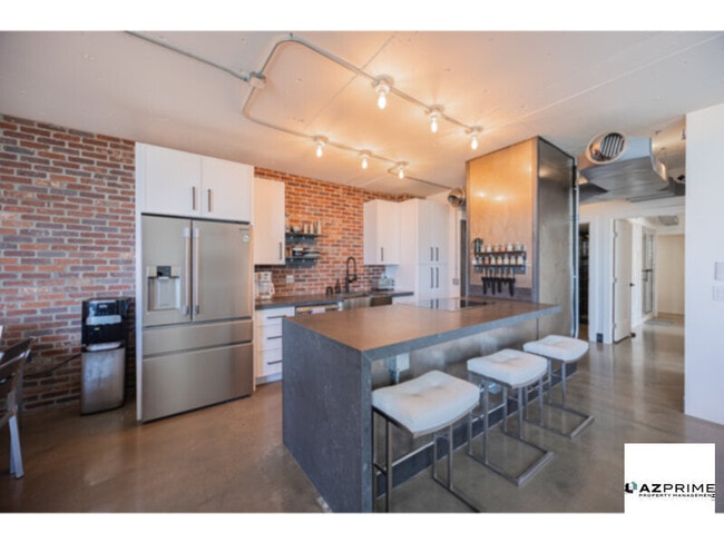 Building Photo - Check Out This Stunning 2/2 Luxury Condo Offering Panoramic Skyline Views And Sophisticated Modern F