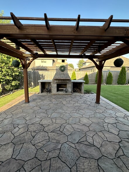 Fireplace and pergola - 6435 W Bridge Bay Dr