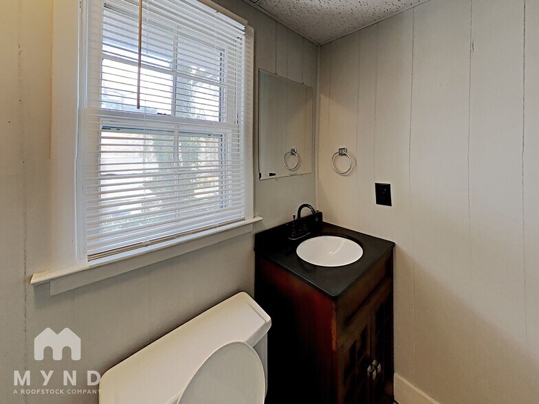 Building Photo - 1105 S Parkwood Dr