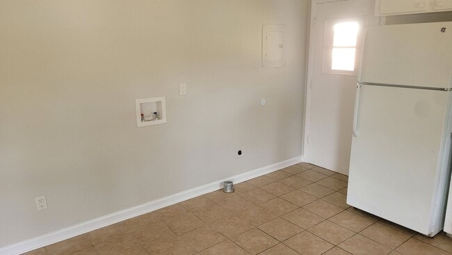 Building Photo - 3 Bedroom Brick Ranch