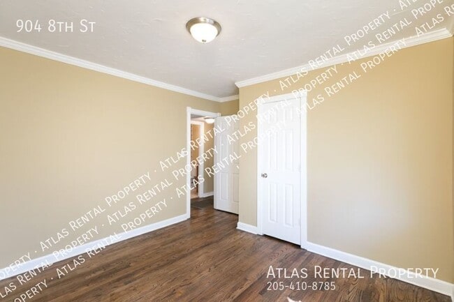 Building Photo - 904 8th St