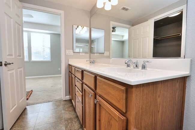 Building Photo - Beautiful Condo in Gated Community for Rent!