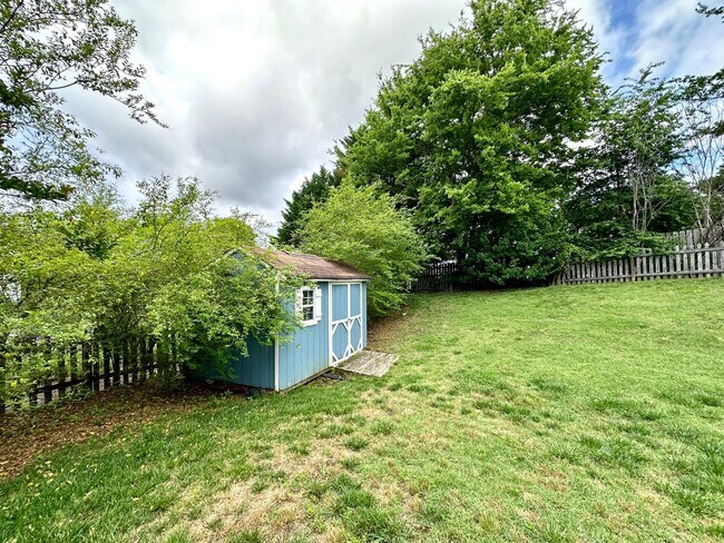 Building Photo - 8425 Hirsch Dr