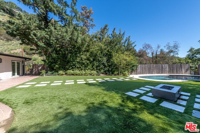 Building Photo - 10120 Cielo Dr