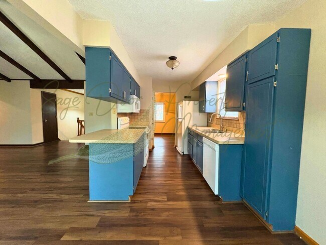 Building Photo - Stylish Blue Springs Home With Fresh Updates & Great Natural Light