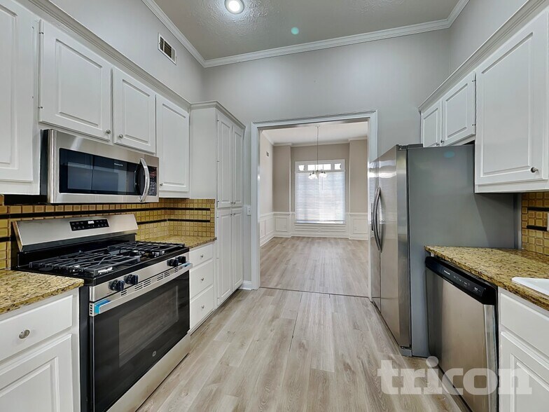 Building Photo - 160 Wisteria Way