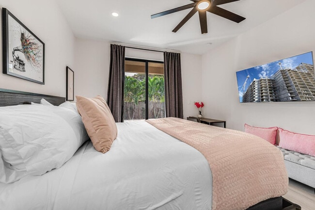 Building Photo - 826 SW 14th Ct