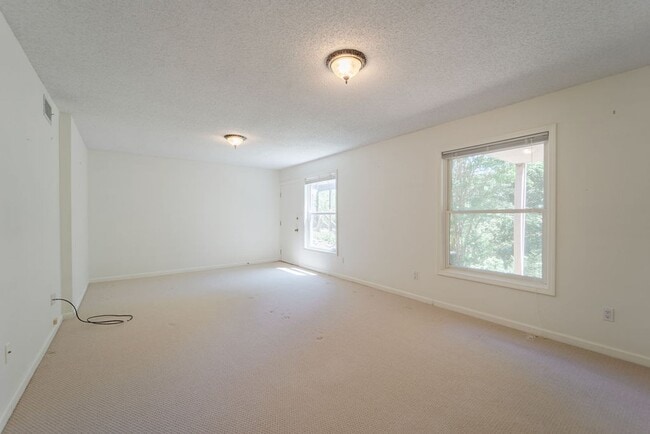 Building Photo - 4 bed, 3 bath, home with privet sunroom off master.