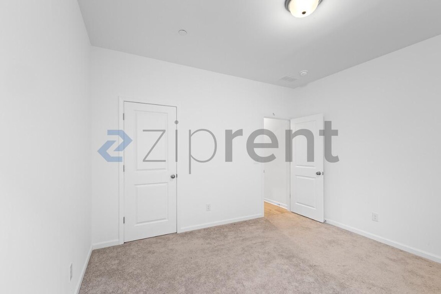 Building Photo - 3038 Langhorne Ave SW