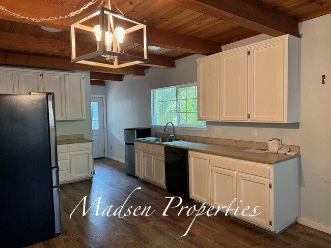 Building Photo - 20 Fairhill Dr