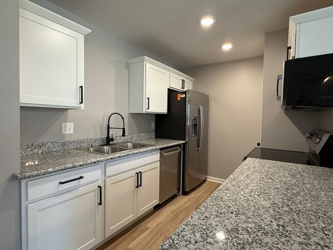 Building Photo - Updated 3 bedroom 2 bath