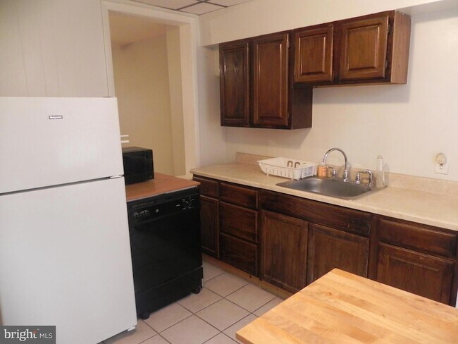 Building Photo - 319 W 28th St