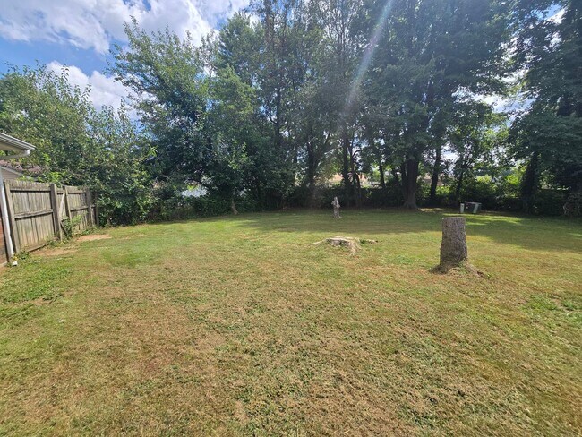 Building Photo - Nice, Recently Renovated, 3 Bedrooms, 1 Bath, Brick Ranch Home available Now! Located on a Cul de...