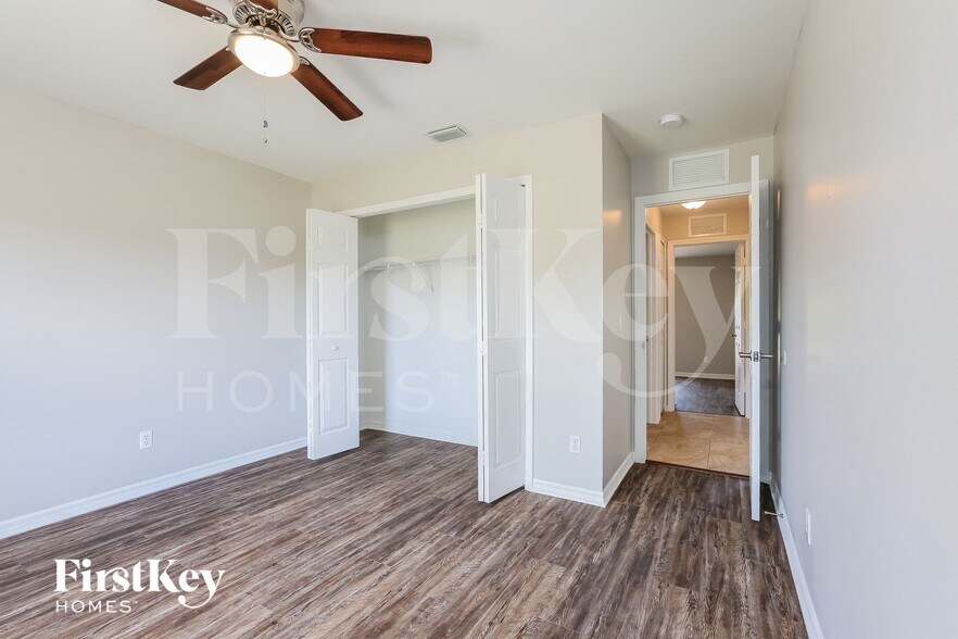 Building Photo - 215 Mossrosse St