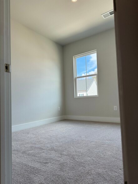 Building Photo - 9637 Munsing Dr